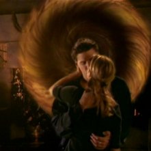 David Boreanaz e Sarah Michelle Gellar in una indimenticabile sequenza dell'episodio 'L'inizio della storia (2ª parte)' della seconda stagione di Buffy - L'ammazzavampiri 