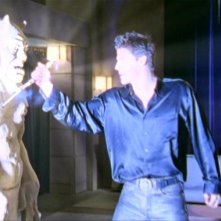 David Boreanaz in una sequenza dell'episodio 'L'inizio della storia (2ª parte)' della seconda stagione di Buffy - L'ammazzavampiri 