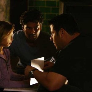 Heroes Volume II - Episodio 4: Matt (Greg Grunberg) chiede aiuto a Molly (Adair Tishler) sotto lo sguardo preoccupato di Mohinder (Sendhil Ramamurthy)