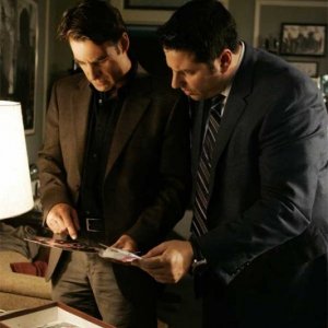 Heroes Volume II - Episodio 4: Nathan (Adrian Pasdar) con Matt (Greg Grunberg) cercano la verità guardando vecchie foto