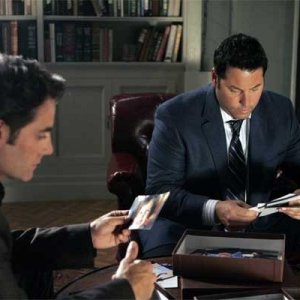 Heroes Vol. II - Episodio 4: Nathan (Adrian Pasdar) e Matt (Greg Grunberg) cercano la verità guardando vecchie foto