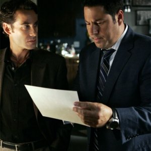 Heroes Volume II - Episodio 4: Nathan (Adrian Pasdar) e Matt (Greg Grunberg) osservano una fotografia molto importante
