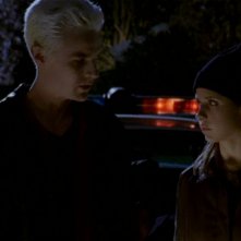 James Marsters e Sarah Michelle Gellar in una scena dell'episodio 'L'inizio della storia (2ª parte)' di Buffy - L'ammazzavampiri 