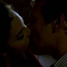 Juliet Landau e Anthony Head in una sequenza dell'episodio 'L'inizio della storia (2ª parte)' della seconda stagione di Buffy - L'ammazzavampiri 