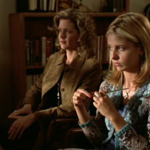 Sarah Michelle Gellar e Kristine Sutherland in una scena dell'episodio 'L'incantesimo' di Buffy - L'ammazzavampiri