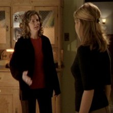 Sarah Michelle Gellar e Kristine Sutherland in una scena dell'episodio 'L'inizio della storia (2ª parte)' di Buffy - L'ammazzavampiri 