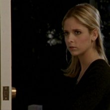 Sarah Michelle Gellar in una scena dell'episodio 'L'inizio della storia (seconda parte)' di Buffy - L'ammazzavampiri