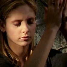 Sarah Michelle Gellar in una sequenza dell'episodio 'L'inizio della storia (2ª parte)' di Buffy - L'ammazzavampiri 