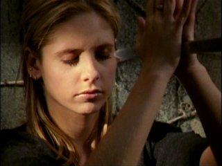 Sarah Michelle Gellar in una sequenza dell'episodio 'L'inizio della storia (2ª parte)' di Buffy - L'ammazzavampiri