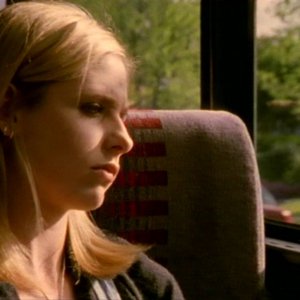 Sarah Michelle Gellar nell'episodio 'L'inizio della storia (2ª parte)' di Buffy - L'ammazzavampiri 