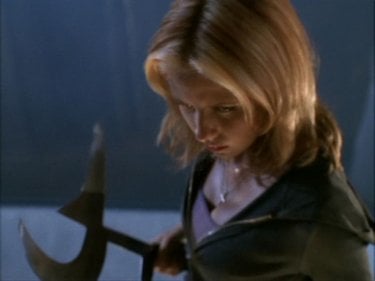 Un'iconica Sarah Michelle Gellar nell'episodio 'Identità segreta' di Buffy - L'ammazzavampiri