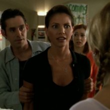 Alyson Hannigan, Nicholas Brendon e Charisma Carpenter nell'episodio 'Il ballo di fine corso' di Buffy - L'ammazzavampiri