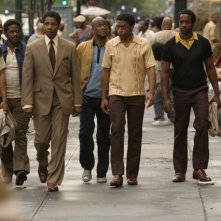 Denzel Washington e Chiwetel Ejiofor in una sequenza di American Gangster