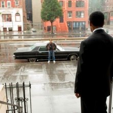 Russell Crowe e Denzel Washington in una sequenza di American Gangster