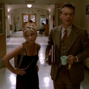 Sarah Michelle Gellar e Anthony Head in una scena dell'episodio 'L'incantesimo' di Buffy - L'ammazzavampiri
