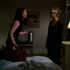Sarah Michelle Gellar e Eliza Dushku in una sequenza dell'episodio 'L'incantesimo' di Buffy - L'ammazzavampiri