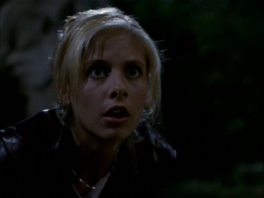 Sarah Michelle Gellar trasalisce in una scena dell'episodio 'La bella e le bestie' di Buffy - L'ammazzavampiri