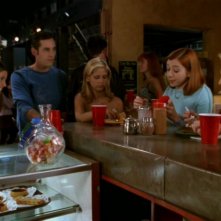 Seth Green, Alyson Hannigan, Nicholas Brendon, Charisma Carpenter e Sarah Michelle Gellar nell'episodio 'Il ballo di fine corso' di Buffy - L'ammazzavampiri