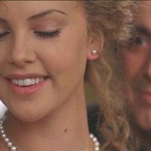 Charlize Theron e Al Pacino in una scena de L'AVVOCATO DEL DIAVOLO