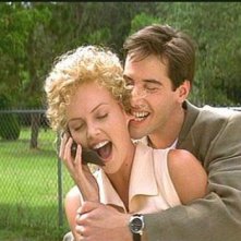 Charlize Theron e Keanu Reeves in una scena de L'AVVOCATO DEL DIAVOLO