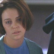 Charlize Theron in una sequenza de L'AVVOCATO DEL DIAVOLO