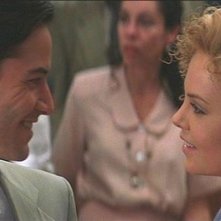 Keanu Reeves e Charlize Theron in una scena de L'AVVOCATO DEL DIAVOLO