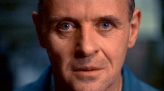 primo piano di Anthony Hopkins in una scena de IL SILENZIO DEGLI INNOCENTI