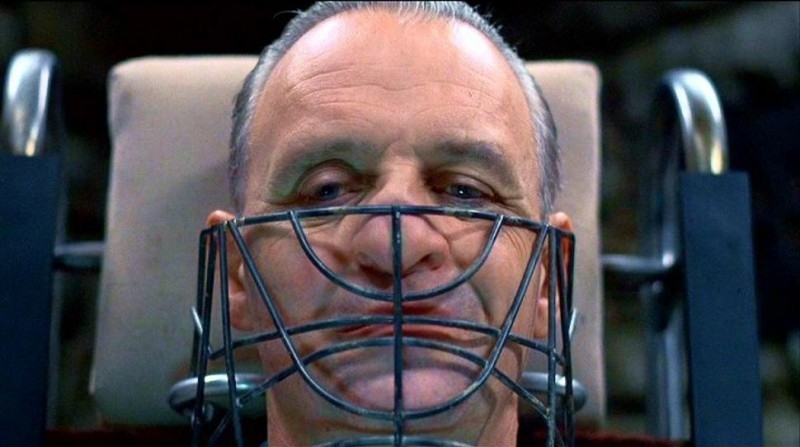 Anthony Hopkins con la maschera di Lecter in una scena de IL SILENZIO DEGLI INNOCENTI