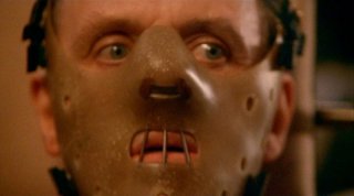 Primissimo piano di Anthony Hopkins in una scena de IL SILENZIO DEGLI INNOCENTI