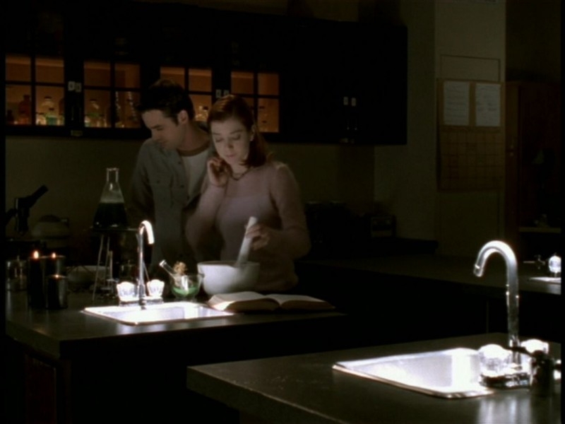 Alyson Hannigan E Nicholas Brendon Alle Prese Con Un Incantesimo Nell Episodio Il Sentiero Degli Amanti Di Buffy L Ammazzavampiri 51450