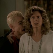 James Marsters e Kristine Sutherland in una scena dell'episodio 'Il sentiero degli amanti' di Buffy - L'ammazzavampiri