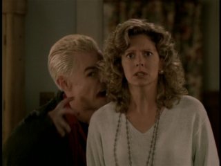 James Marsters e Kristine Sutherland in una scena dell'episodio 'Il sentiero degli amanti' di Buffy - L'ammazzavampiri