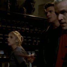 Sarah Michelle Gellar, David Boreanaz e James Marsters in una scena dell'episodio 'Il sentiero degli amanti' di Buffy - L'ammazzavampiri