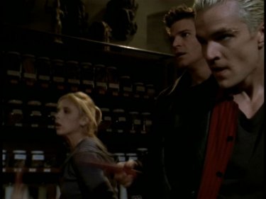 Sarah Michelle Gellar, David Boreanaz e James Marsters in una scena dell'episodio 'Il sentiero degli amanti' di Buffy - L'ammazzavampiri