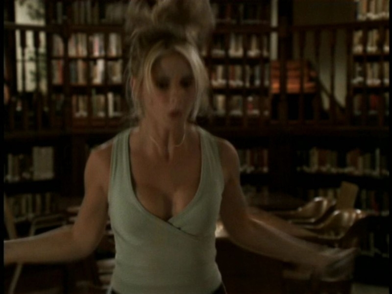 Sarha Michelle Gellar In Una Sequenza Dell Episodio Il Sentiero Degli Amanti Di Buffy L Ammazzavampiri 51455