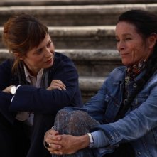 Aitana Sanchez-Gijon e Geraldine Chaplin in una sequenza di Parlami d'Amore