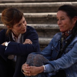 Aitana Sanchez-Gijon e Geraldine Chaplin in una sequenza di Parlami d'Amore