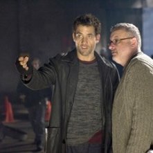 Clive Owen e Michael Davis sul set del film Shoot 'Em Up