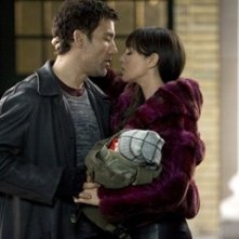 Clive Owen e  Monica Bellucci in una scena del film Shoot 'Em Up