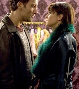 Clive Owen con Monica Bellucci in una scena del film Shoot 'Em Up