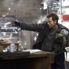 Clive Owen in una scena del film Shoot 'Em Up