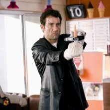 Clive Owen in una scena del film Shoot 'Em Up