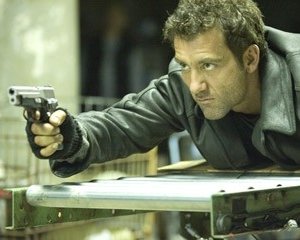 Clive Owen in una scena del film Shoot 'Em Up