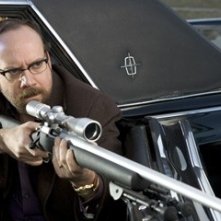 Paul Giamatti in una sequenza dell'adrenalinico Shoot 'Em Up
