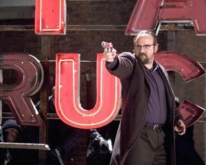 Paul Giamatti nel film Shoot 'Em Up