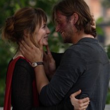 Silvio Muccino bacia Aitana Sanchez-Gijon in una scena di Parlami d'Amore