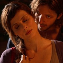 Silvio Muccino dietro Aitana Sanchez-Gijon in una sequenza di Parlami d'Amore