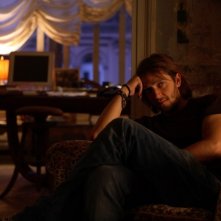 Silvio Muccino in una scena drammatica di Parlami d'Amore