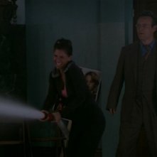 Anthony Head e Charisma Carpenter in una scena dell'episodio 'Le streghe di Sunnydale' di Buffy - L'ammazzavampiri