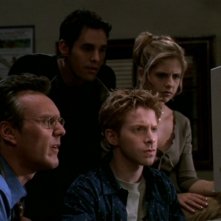 Anthony Head, Seth Green, Nicholas Brendon e Sarah Michelle Gellar in una scena dell'episodio 'Le streghe di Sunnydale' di Buffy - L'ammazzavampiri